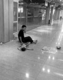 4歲男童趴睡男子身旁乞討