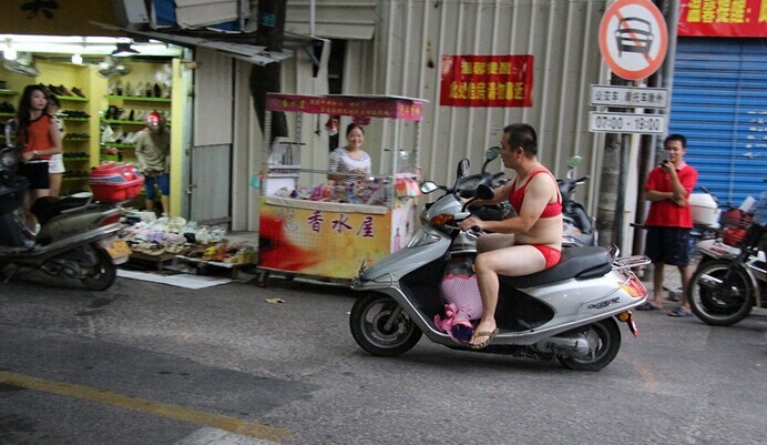 廈門男子鬧市穿三點式求婚