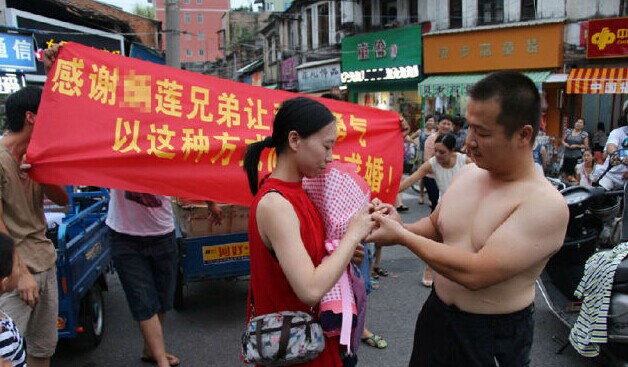 廈門男子鬧市穿三點式求婚