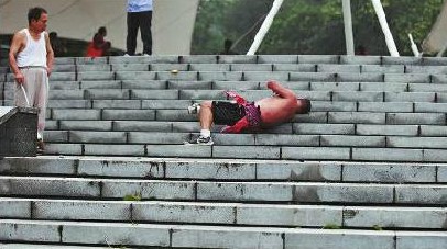 男子20層臺階滾下滾上