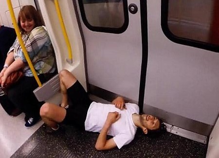 男子與地鐵賽跑