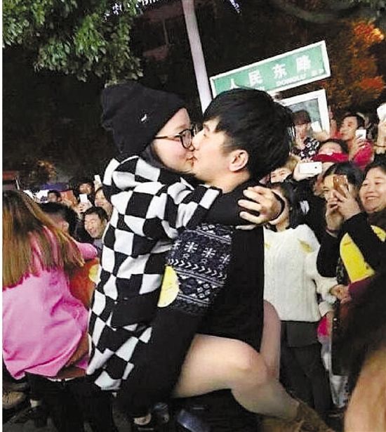 情侶熱吻比賽