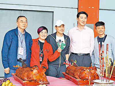張學(xué)友否認(rèn)與制作人不合解約：唱片難做