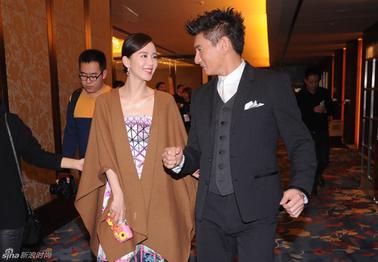 吳奇隆結婚證曬得蹊蹺 怕泄露時間機密？