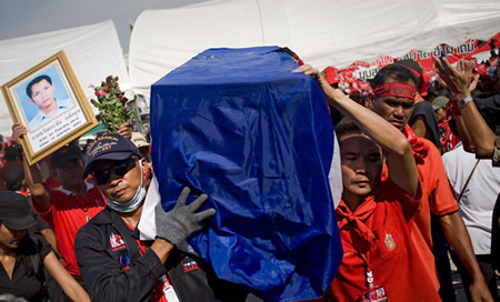 泰國軍隊與紅衫軍槍戰百人死傷