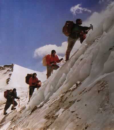 我國登山隊從北坡征服珠穆朗瑪峰