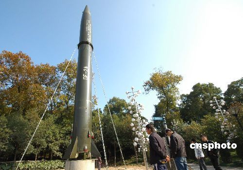 “東風二號”導彈在酒泉發射場點火升空