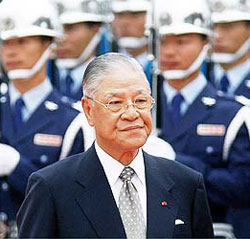 李登輝拋出“兩國論”