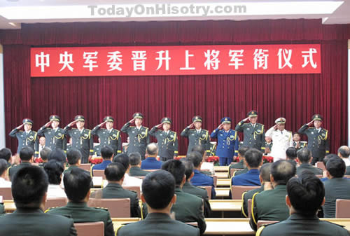 中央軍委晉升11位上將,胡錦濤頒布命令狀