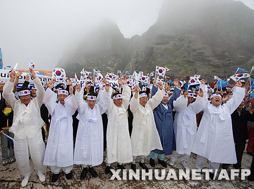 大批韓國人在獨島手舉國旗抗議