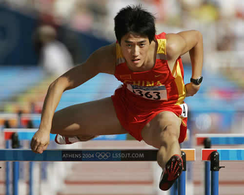 中國田徑運動員劉翔打破男子110米欄世界紀錄