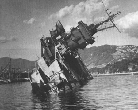 美國快速航母部隊對日本吳港水域的日艦進行大規模攻擊