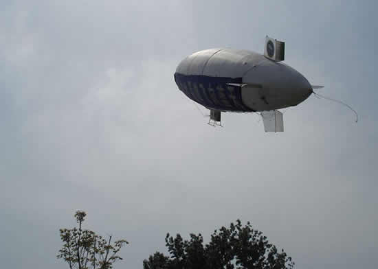 我國(guó)第一艘充氦載人軟式飛艇首飛成功