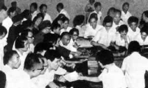 中共十二大召開黨中央不再設(shè)主席，只設(shè)總書記