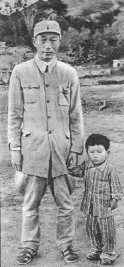 1940年8月21日 聶榮臻于戰(zhàn)火中救出日本女孩（圖片來源：歷史上的今天TodayOnHistory.com）