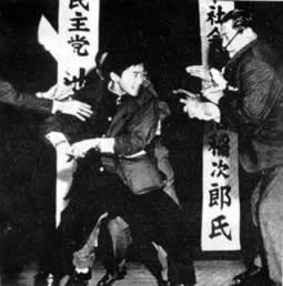 日中友好人士淺沼稻次郎遇刺身亡