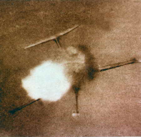 美軍戰斗機侵入海南島上空，中國殲6飛機對其進行攔截