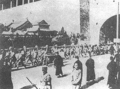 馮玉祥發動北京政變，推翻曹錕政府