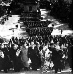 1956年11月12日 中共中央派團晉謁中山陵（圖片來源：歷史上的今天TodayOnHistory.com）