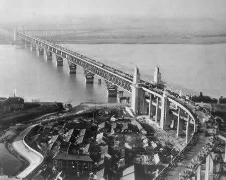 南京長(zhǎng)江大橋正式建成通車(chē)