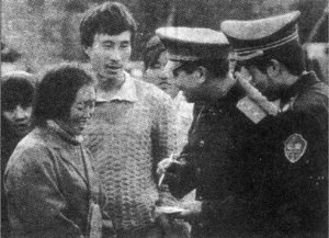 江澤民高度贊揚(yáng)徐洪剛不畏強(qiáng)暴