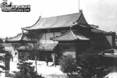 老帥大鬧懷仁堂（轉(zhuǎn)自：歷史上的今天。com）