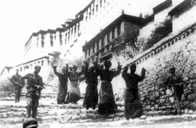 人民解放軍開始平定西藏武裝叛亂