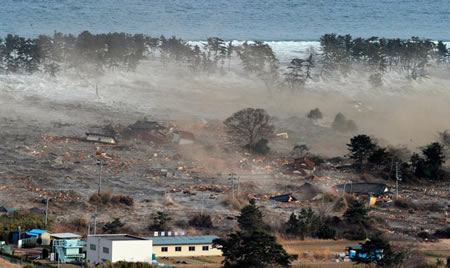 日本東海岸發生9級大地震并引發海嘯