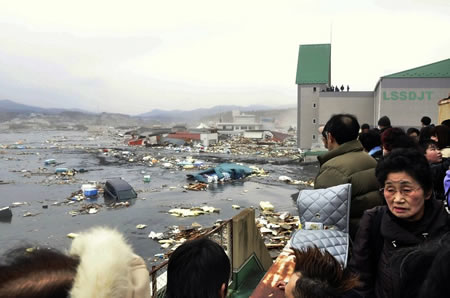 日本東海岸發生9級大地震并引發海嘯