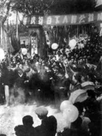城市人民公社掛牌(轉(zhuǎn)自：歷史上的今天。com)