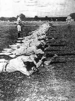 1943年4月1日 中國遠(yuǎn)征軍昆明訓(xùn)練中心開學(xué)（圖片來源：歷史上的今天TodayOnHistory.com）