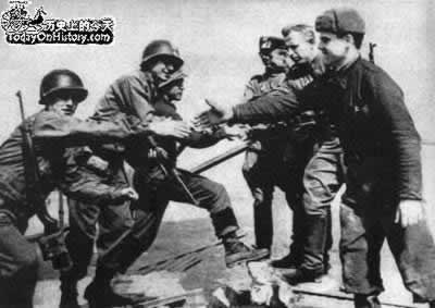 盟軍與蘇軍在德國易北河會師