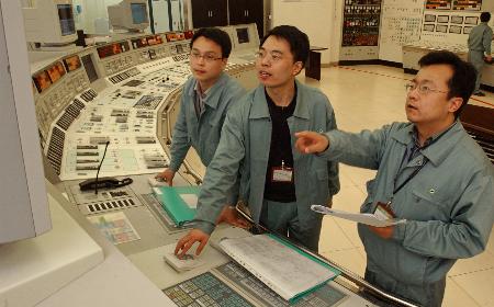 秦山核電二期工程２號機組正式投入商業運行