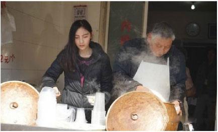 南京“糖粥藕西施”走紅