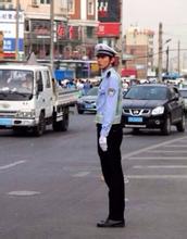 大連長腿男交警走紅 女生驚呼“長腿歐巴”