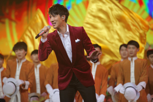 湖南華人春晚濃情上演 王力宏吉它酷炫