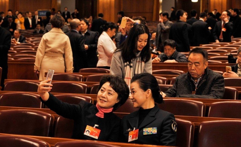宋祖英現身兩會與委員玩自拍
