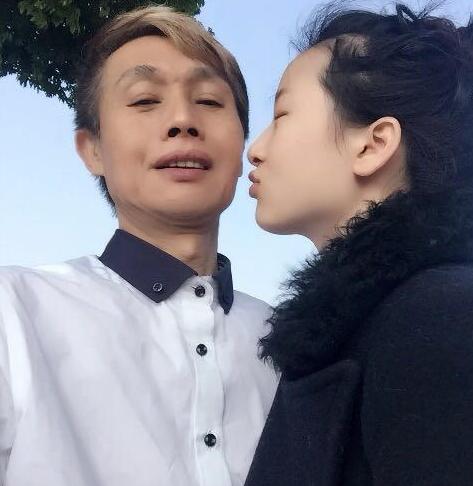 鄧建國年近六旬 與90后女友自拍玩親親