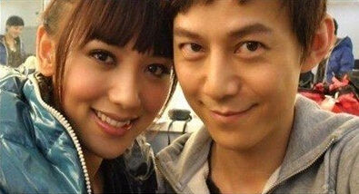 何炅與44歲女友王菁親密照曝光，已交往多年