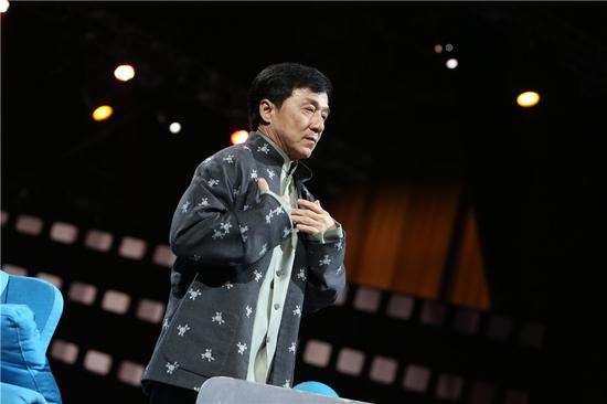 成龍曝房祖名曾街頭賣藝：林鳳嬌當眾哭泣