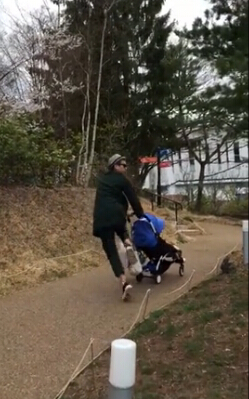 鄧超瘋癲帶女兒似魔鬼的步伐