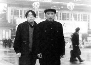 男子賣血供兒子上學(xué) 被曝光后兒子改名消失15年