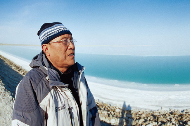 2008 年12 月,夏訓誠望著羅布泊湖重新泛出的清泉,開心地笑了