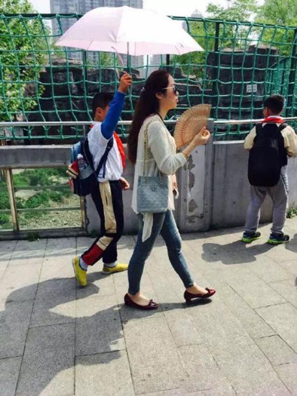 最霸氣女教師出游 小學生為其打傘遮陽