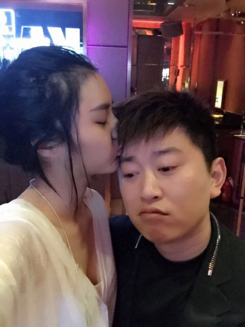 田源發小曝親密合照稱系激吻門男主