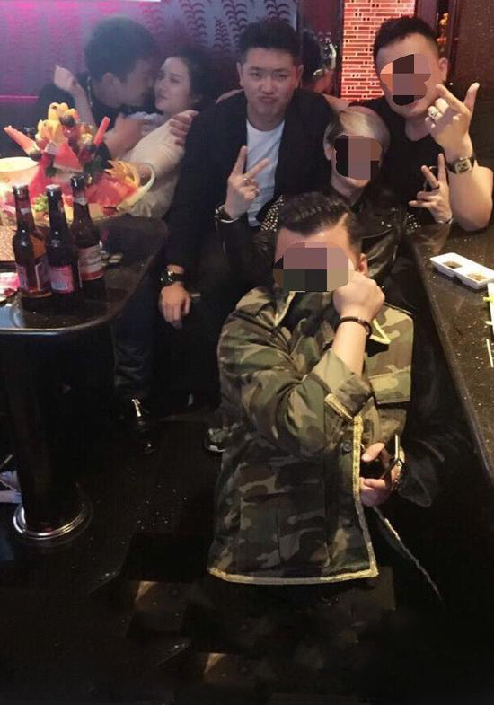 田源發小曝親密合照稱系激吻門男主