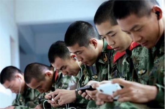 解放軍新兵用智能手表給戰友拍照 被認定為泄密