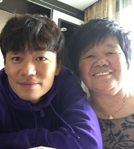 王寶強曬照超像媽媽 兒女正臉曝光挺好看