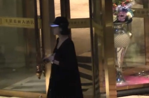 張翰連夜趕赴橫店為娜扎慶生二人同回酒店