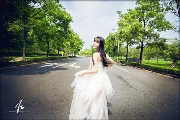 廣外美女播音系畢業照 穿婚紗氣質迷人
